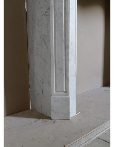 Caminetto antico barocco "Pompadour" scolpito in marmo bianco Carrara recante la scultura di una rosa al centro del frontale.