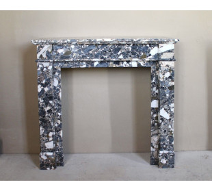 Camino antico neoclassico in marmo policromo, dalle linee minimaliste e dalle eleganti venature oro, bianco e nero.