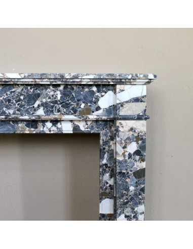 Camino antico neoclassico in marmo policromo, dalle linee minimaliste e dalle eleganti venature oro, bianco e nero.