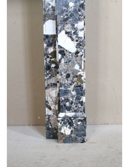 Camino antico neoclassico in marmo policromo, dalle linee minimaliste e dalle eleganti venature oro, bianco e nero.