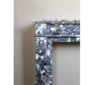 Camino antico neoclassico in marmo policromo, dalle linee minimaliste e dalle eleganti venature oro, bianco e nero. 2