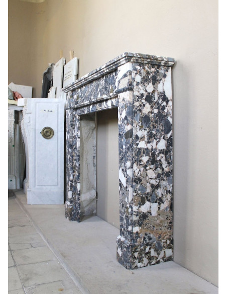 Camino antico neoclassico in marmo policromo, dalle linee minimaliste e dalle eleganti venature oro, bianco e nero.