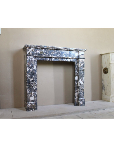 Camino antico neoclassico in marmo policromo, dalle linee minimaliste e dalle eleganti venature oro, bianco e nero.