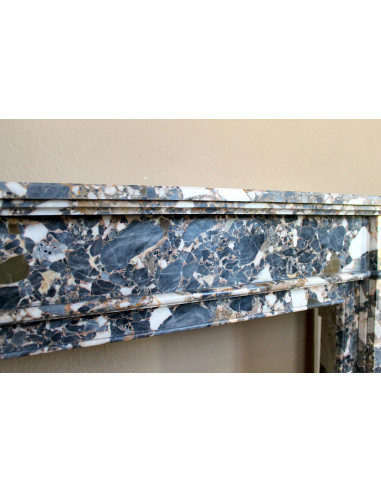 Camino antico neoclassico in marmo policromo, dalle linee minimaliste e dalle eleganti venature oro, bianco e nero.