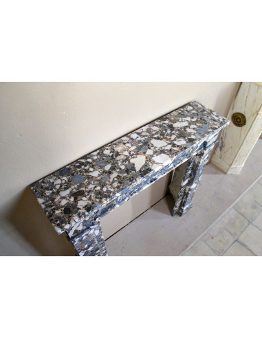 Camino antico neoclassico in marmo policromo, dalle linee minimaliste e dalle eleganti venature oro, bianco e nero.