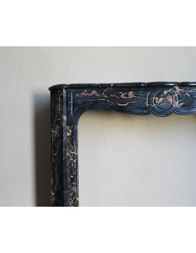 Caminetto antico barocco Pompadour in marmo nero Portoro Gold dalle raffinate venature oro.
