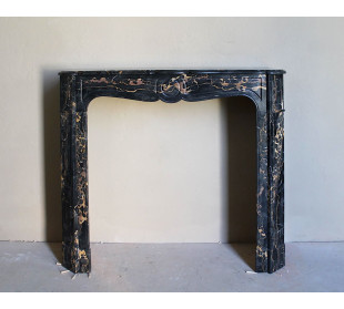 Caminetto antico barocco Pompadour in marmo nero Portoro Gold dalle raffinate venature oro.