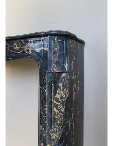 Caminetto antico barocco Pompadour in marmo nero Portoro Gold dalle raffinate venature oro.