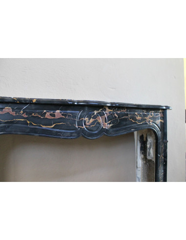 Caminetto antico barocco Pompadour in marmo nero Portoro Gold dalle raffinate venature oro.