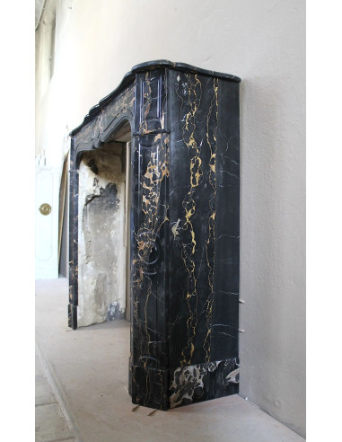 Caminetto antico barocco Pompadour in marmo nero Portoro Gold dalle raffinate venature oro.