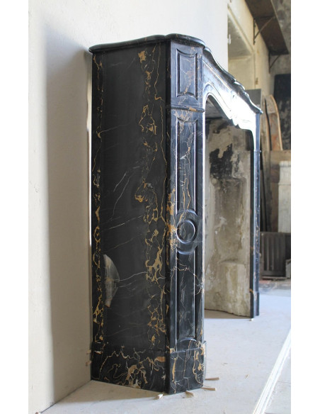 Caminetto antico barocco Pompadour in marmo nero Portoro Gold dalle raffinate venature oro.
