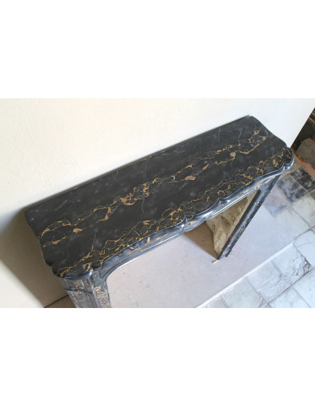 Caminetto antico barocco Pompadour in marmo nero Portoro Gold dalle raffinate venature oro.