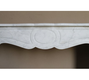 Caminetto antico Pompadour scolpito in marmo bianco dalle linee iconiche, d'un barocco leggero. 2