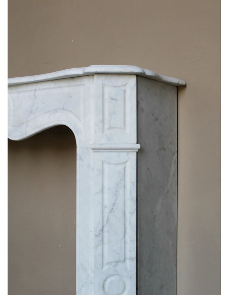 Caminetto antico Pompadour scolpito in marmo bianco dalle linee iconiche, ad un prezzo economico.