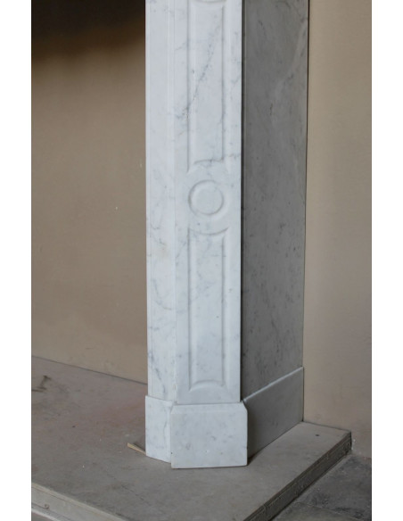 Caminetto antico Pompadour scolpito in marmo bianco dalle linee iconiche, ad un prezzo economico.