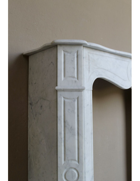 Caminetto antico Pompadour scolpito in marmo bianco dalle linee iconiche, ad un prezzo economico.