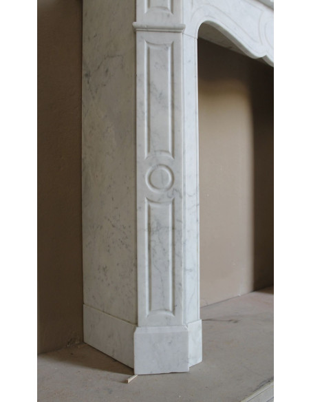 Caminetto antico Pompadour scolpito in marmo bianco dalle linee iconiche, ad un prezzo economico.