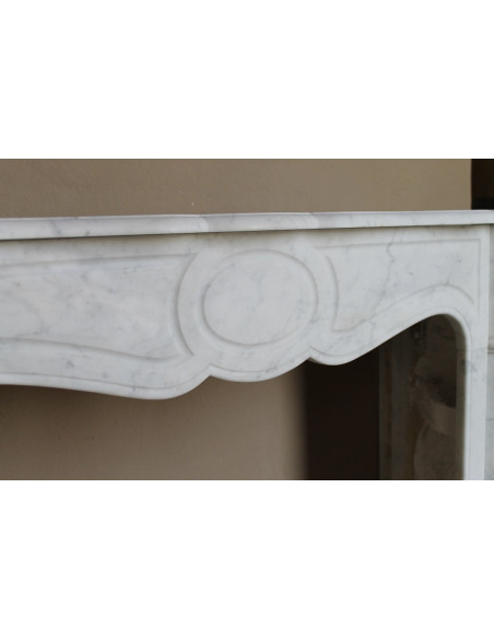 Caminetto antico Pompadour scolpito in marmo bianco dalle linee iconiche, ad un prezzo economico.