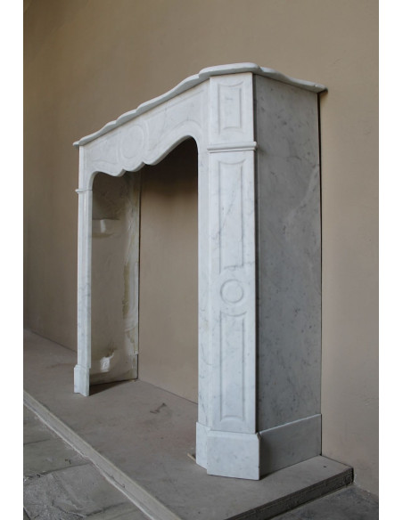 Caminetto antico Pompadour scolpito in marmo bianco dalle linee iconiche, ad un prezzo economico.
