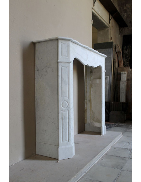 Caminetto antico Pompadour scolpito in marmo bianco dalle linee iconiche, ad un prezzo economico.