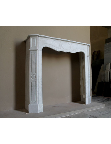 Caminetto antico Pompadour scolpito in marmo bianco dalle linee iconiche, ad un prezzo economico.