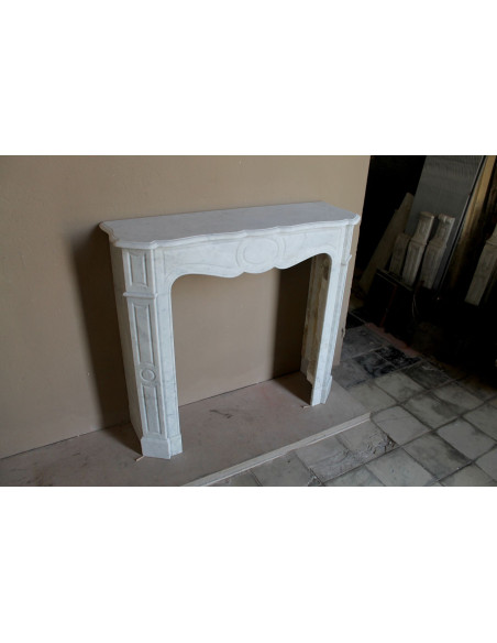Caminetto antico Pompadour scolpito in marmo bianco dalle linee iconiche, ad un prezzo economico.