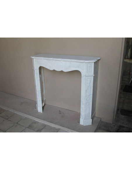 Caminetto antico Pompadour scolpito in marmo bianco dalle linee iconiche, ad un prezzo economico.