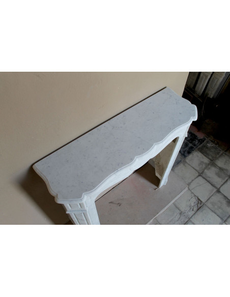 Caminetto antico Pompadour scolpito in marmo bianco dalle linee iconiche, ad un prezzo economico.