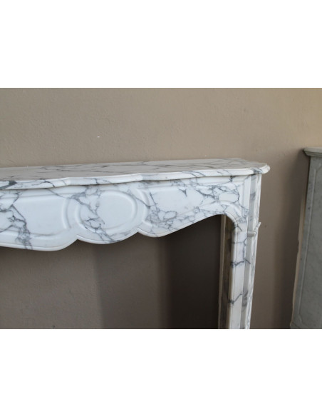 Camino antico Luigi XV Pompadour in marmo venato Arabescato Carrara, autentico modello parigino dell’Ottocento.