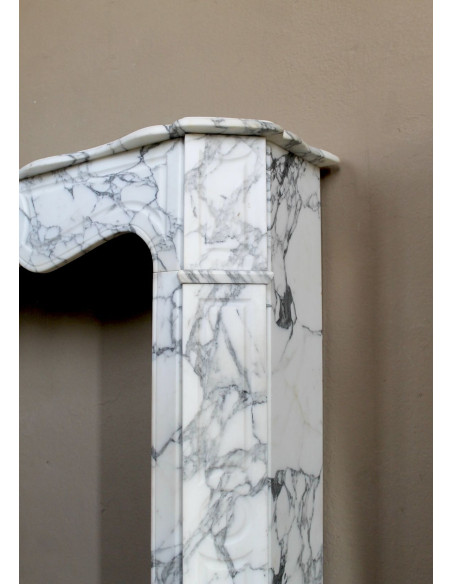 Camino antico Luigi XV Pompadour in marmo venato Arabescato Carrara, autentico modello parigino dell’Ottocento.