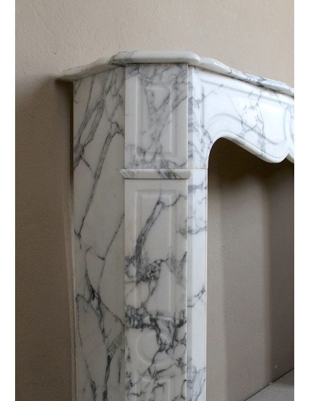 Camino antico Luigi XV Pompadour in marmo venato Arabescato Carrara, autentico modello parigino dell’Ottocento.