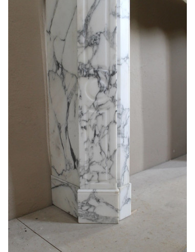 Camino antico Luigi XV Pompadour in marmo venato Arabescato Carrara, autentico modello parigino dell’Ottocento.