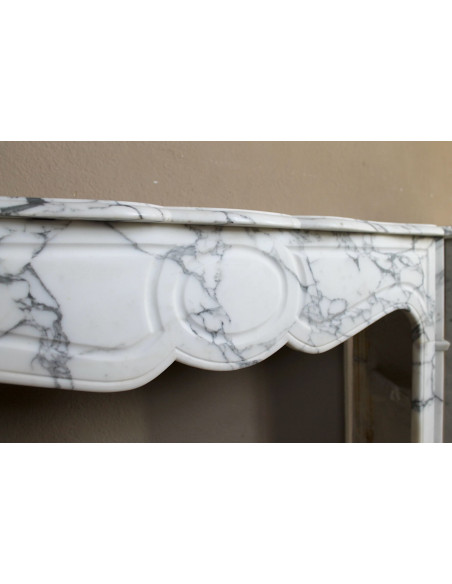 Camino antico Luigi XV Pompadour in marmo venato Arabescato Carrara, autentico modello parigino dell’Ottocento.
