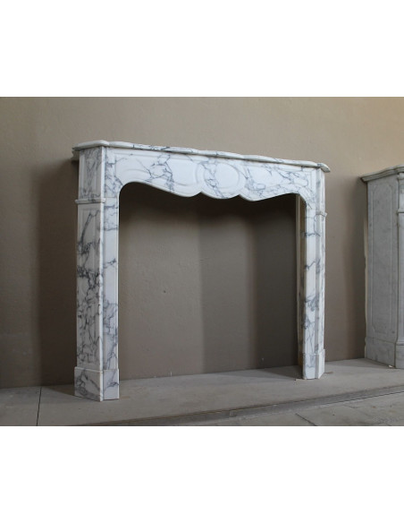 Camino antico Luigi XV Pompadour in marmo venato Arabescato Carrara, autentico modello parigino dell’Ottocento.