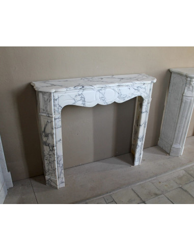 Camino antico Luigi XV Pompadour in marmo venato Arabescato Carrara, autentico modello parigino dell’Ottocento.