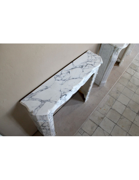 Camino antico Luigi XV Pompadour in marmo venato Arabescato Carrara, autentico modello parigino dell’Ottocento.