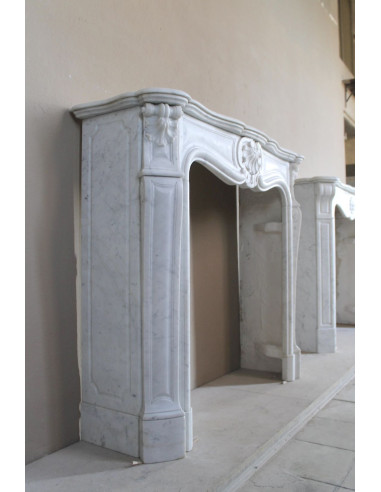Camino antico Luigi XV in marmo Bianco Carrara, con conchiglie barocche e una finissima lavorazione scultorea.