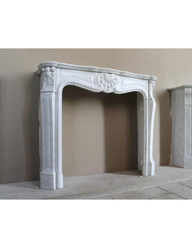 Camino antico Luigi XV in marmo Bianco Carrara, con conchiglie barocche e una finissima lavorazione scultorea.