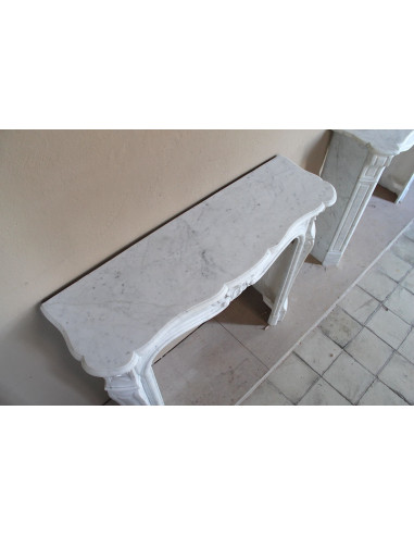 Camino antico Luigi XV in marmo Bianco Carrara, con conchiglie barocche e una finissima lavorazione scultorea.