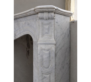 Camino antico Luigi XV "Pompadour Galbé" in marmo bianco Carrara proposto in offerta a prezzo scontato. 2