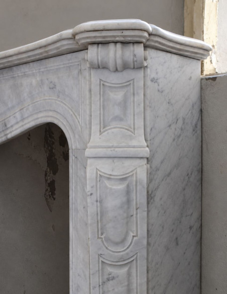 Camino antico Luigi XV "Pompadour Galbé" in marmo bianco Carrara proposto in offerta a prezzo scontato.