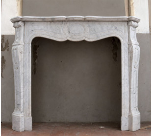 Camino antico Luigi XV "Pompadour Galbé" in marmo bianco Carrara proposto in offerta a prezzo scontato.