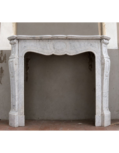 Camino antico Luigi XV "Pompadour Galbé" in marmo bianco Carrara proposto in offerta a prezzo scontato.