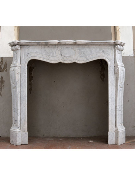 Camino antico Luigi XV "Pompadour Galbé" in marmo bianco Carrara proposto in offerta a prezzo scontato.