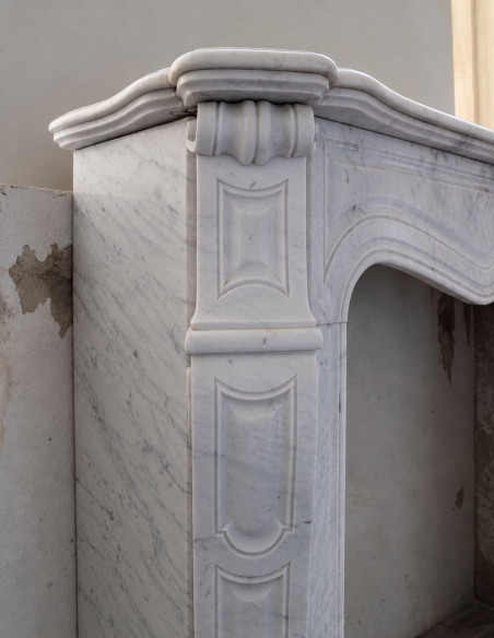 Camino antico Luigi XV "Pompadour Galbé" in marmo bianco Carrara proposto in offerta a prezzo scontato.