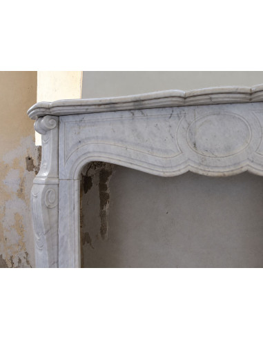 Camino antico Luigi XV "Pompadour Galbé" in marmo bianco Carrara proposto in offerta a prezzo scontato.