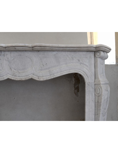 Camino antico Luigi XV "Pompadour Galbé" in marmo bianco Carrara proposto in offerta a prezzo scontato.