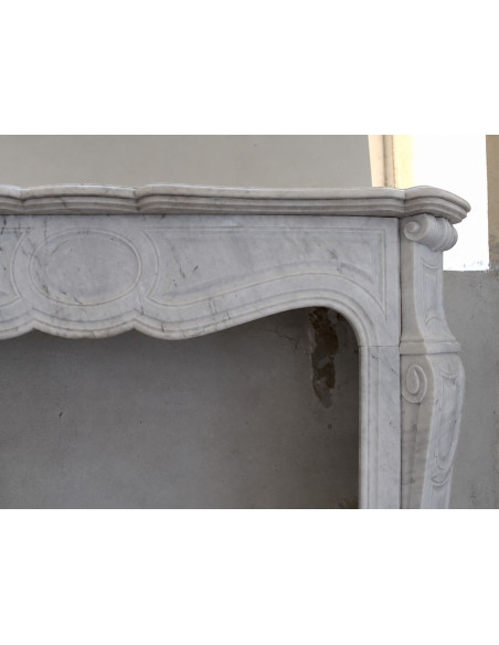 Camino antico Luigi XV "Pompadour Galbé" in marmo bianco Carrara proposto in offerta a prezzo scontato.