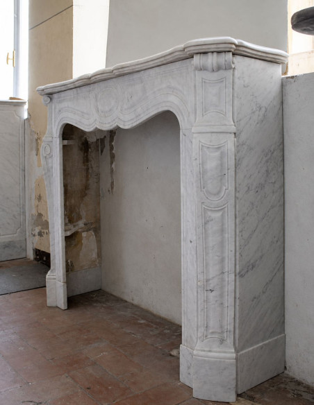 Camino antico Luigi XV "Pompadour Galbé" in marmo bianco Carrara proposto in offerta a prezzo scontato.