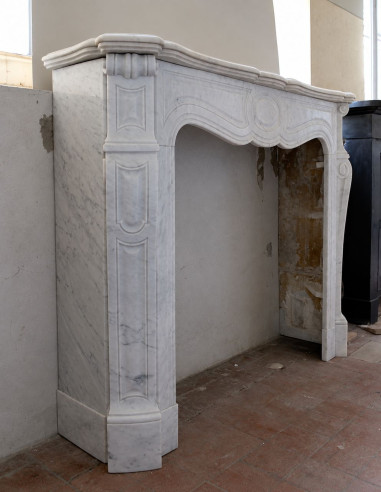 Camino antico Luigi XV "Pompadour Galbé" in marmo bianco Carrara proposto in offerta a prezzo scontato.